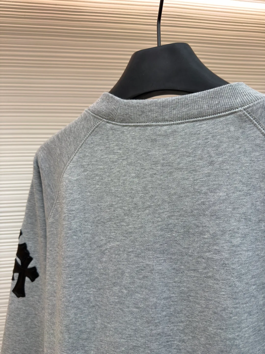 Chrome Hearts Fleece and Leather Sweatshirt ●Item No.: 1682286-A45 ●Material: 100% cotton fleece fabric ●Technology: Hand-made with leather ●Color: Gray ●Version: Fitted version ●Weight: about 645g ●Size: S-M-L ●Description: The fabric is knitted with 440g cotton fleece material. The collar and arms are made of genuine sheepskin, cut and hand-cut, and the molded hardware is aged and oxidized. The overall wiring is straight and delicate, the fabric is comfortable and soft, and the color is consistent without color difference. It can be matched with the same style to create a fashionable look and control various occasions. Customized accessories, complete with three standards, same style for men and women!